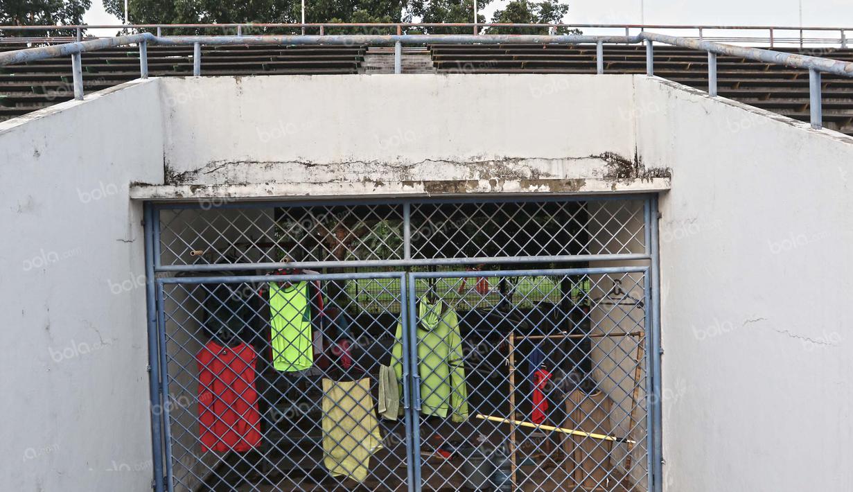 Pakaian atlet yang masih tergantung dekat pintu stadion Madya, Senayan, Jakarta, Senin (25/4/2016). (Bola.com/Nicklas Hanoatubun)