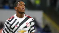 Penyerang Manchester United, Anthony Martial, tampak kecewa usai ditaklukkan Istanbul Basaksehir pada laga Liga Champions di Stadion Fatih Terim, Kamis (5/11/2021). MU kalah dengan skor 2-1. (AP Photo)