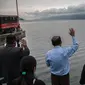 Keluarga dan warga berdoa untuk penumpang yang hilang dari kecelakaan KM Sinar Bangun di Danau Toba di Pelabuhan Tigaras, Sumut, Indonesia (21/6). Kapal kayu ini memiliki kemampuan mengangkut 43-80 diduga kelebihan penumpang. (AFP Photo/Ivan Damanik)