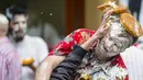 Peserta saat mengikuti perang kue pie di Berlin, Jerman, 19 Juni 2015. Acara ini diselenggarakan oleh sebuah bioskop di Jerman. (REUTERS/Hannibal Hanschke)