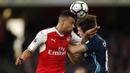 Gelandang Arsenal, Francis Coquelin, duel udara dengan gelandang Middlesbrough, Marten de Roon, pada laga Premier League di Stadion Emirates, London, Sabtu (22/10/2016). (Reuters/John Sibley)