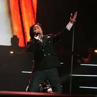 Penyanyi Ari Lasso baru saja menggelar konser yang menandai karier bermusiknya telah 25 tahun. Bukan hal yang mudah bisa mempertahankan kiprahnya sebagai musisi. (Nurwahyunan/Bintang.com)