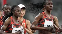 File 2 Agustus 2021, Hellen Obiri dari Kenya (tengah), dan Agnes Tirop (kanan), bersaing di final 5.000 meter putri di Olimpiade Musim Panas 2020 di Tokyo. (AP)