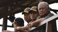 Menteri Pertahanan Purnomo Yusgiantoro (kanan) didampingi Panglima TNI Jenderal Moeldoko (dua kanan) saat memantau pelaksanaan Latgab TNI 2014 di Puslatpur Korps Marinir T-12 Karangtekok, Banyuputih, Situbondo. (ANTARA FOTO/Seno)