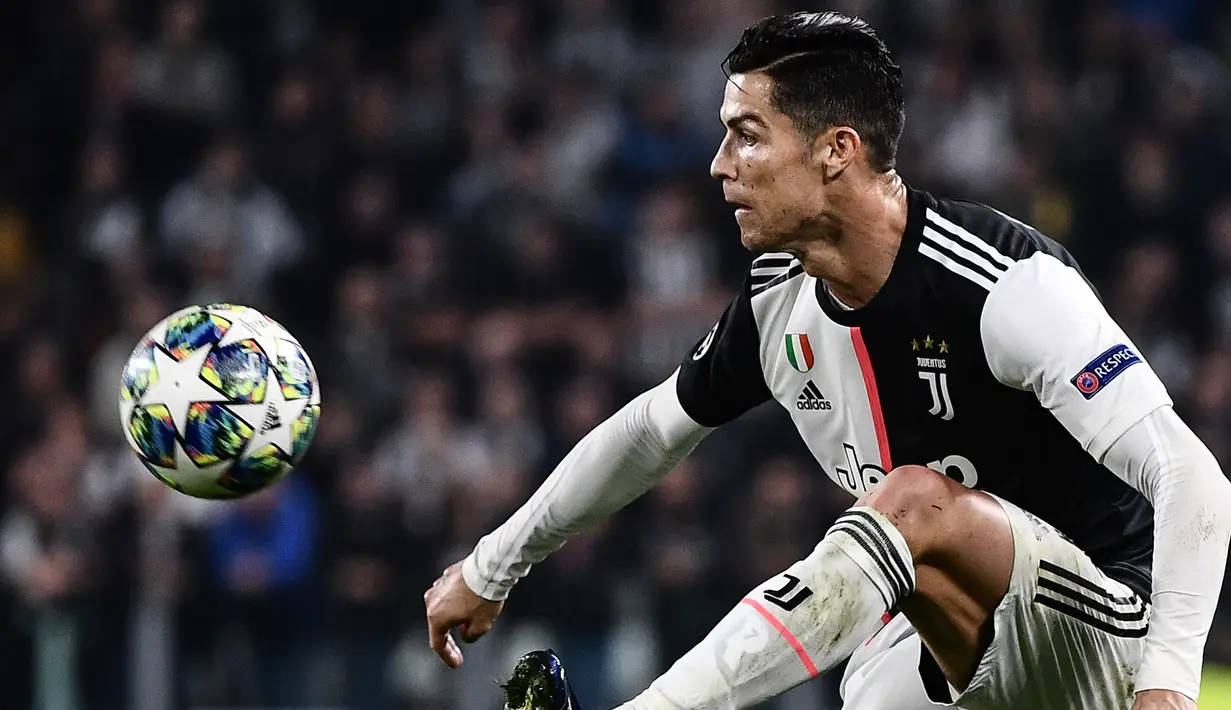 Penyerang Juventus, Cristiano Ronaldo mengontrol bola selama pertandingan melawan Lokomotiv Moscow di grup D Liga Champions di Stadion Allianz, Turin, Italia (22/10/2019).  Juventus menang tipis atas Lokomotiv Moscow 2-1. (Marco Bertorello/AFP)