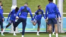 Pemain Inggris Raheem Sterling (kedua kiri) melakukan peregangan saat sesi latihan di St George's Park, Burton upon Trent, Inggris, Senin (5/7/2021). Inggris akan melawan Denmark pada pertandingan semifinal Euro 2020. (AP Photo/Rui Vieira)