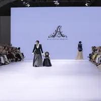 Ameena dan Aurel tampak berlenggak kompak memperagakan busana dari Ayu Dyah Andari. [Foto: Fimela.dok/ Daniel Kampua]