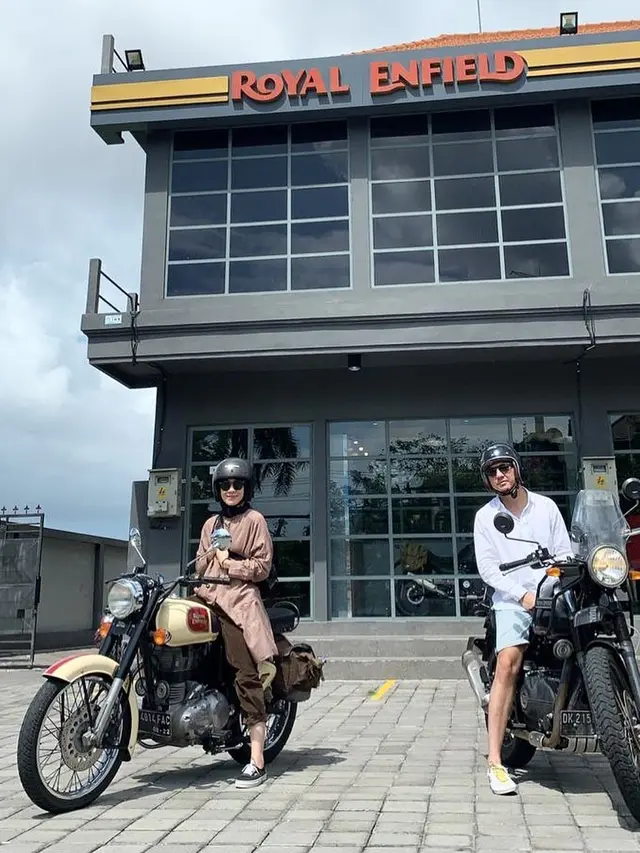 6 Potret Mesra Ananda Omesh dan Dian Ayu saat Riding Bareng