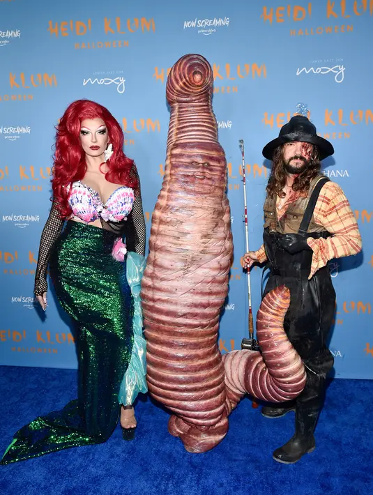 <p>Heidi Klum (tengah) berpose dengan suaminya Tom Kaulitz (kanan) dan Bill Kaulitz saat menghadiri pesta Halloween tahunan di Sake No Hana, Moxy Lower East Side, New York, Amerika Serikat, 31 Oktober 2022. Supermodel 49 tahun itu menutupi tubuhnya dengan prostetik. (Photo by Evan Agostini/Invision/AP)</p>