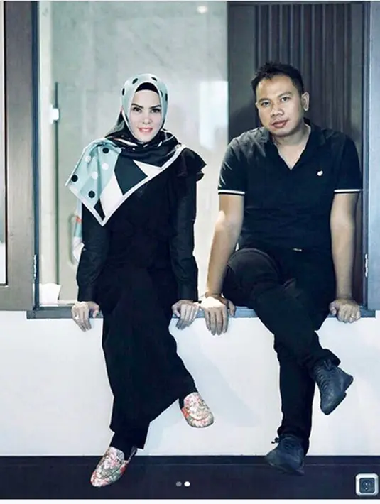 Kemarahan Angel Lelga tidak hanya telihat di layar kaca dan video yang beredar di media sosial, tapi juga di akun Instagram. Angel menghapus foto bareng suaminya. (Instagram/vickyprasetyo777)
