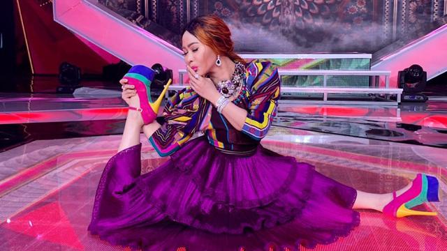 5 Gaya Inul Daratista Curi Perhatian, Mau Kayang di Atas Panggung