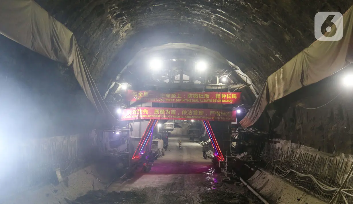Suasana proyek Kereta Cepat Indonesia China, Purwakarta, Selasa (21/6/2022). Begitu juga dengan tunnel 6, yang terpanjang di area KCJB telah berhasil ditembus pada bulan yang sama. (Liputan6.com/Herman Zakharia)
