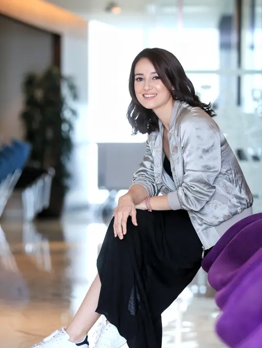 Meski tinggal berjauhan, pemeran film Headshot itu tetap merindukan mamanya. Terlebih dengan masakan Menado yang dibuat oleh mamanya. Begitu juga saat sedang ke Jakarta, ia selalu minta di masakin. (Adrian Putra/Bintang.com)