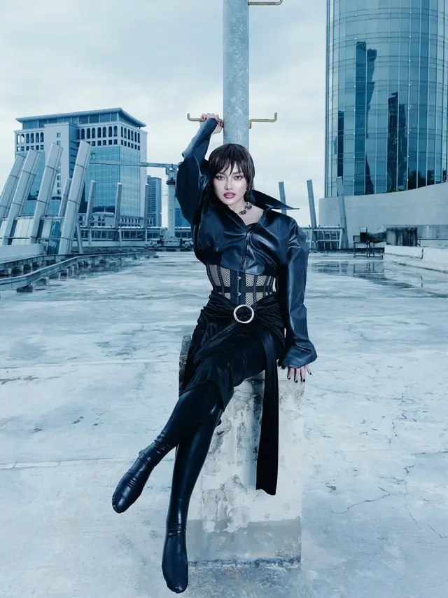 Gaya Powerful Ririn Ekawati dengan Rambut Pixie dan Smokey Makeup di Pemotretan Terbaru