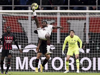 Bek Torino, Stephane Singo melakukan tendangan saat bertanding melawan AC Milan pada pertandingan babak 16 besar Coppa Italia di Stadion San Siro di Milan, Italia, Kamis (12/1/2023). Torino menang tipis atas AC Milan dengan skor 1-0 berkat gol Michel Adopo di perpanjangan waktu. (Marco Alpozzi/LaPresse via AP)