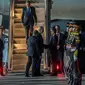 Presiden AS Joe Biden (tengah) tiba di terminal VVIP I Bandara I Gusti Ngurah Rai Bali, Minggu (13/11/2022) untuk mengikuti KTT G20 pada 15-16 November, disambut Menparekraf Sandiaga Uno. (ANTARA FOTO/Media Center G20 Indonesia/Galih Pradipta/nym).