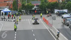 Sejumlah Petugas saat mengatur lalu lintas di jalur keluar tol Berebes, Jawa Tengah, Jumat (23/12). Jelang libur Natal pintu keluar tol Berebes Timur masih cukup lancar. (Liputan6.com/Angga Yuniar)