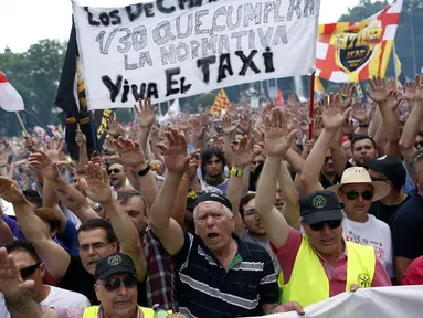 Sejumlah orang yang tergabung dalam Serikat Pekerja Taksi Spanyol menggelar demonstrasi di Madrid, Spanyol, Selasa (30/5). Sopir taksi Spanyol  memprotes layanan mobil berbasis online karena harganya terlalu murah. (AP Photo / Francisco Seco)