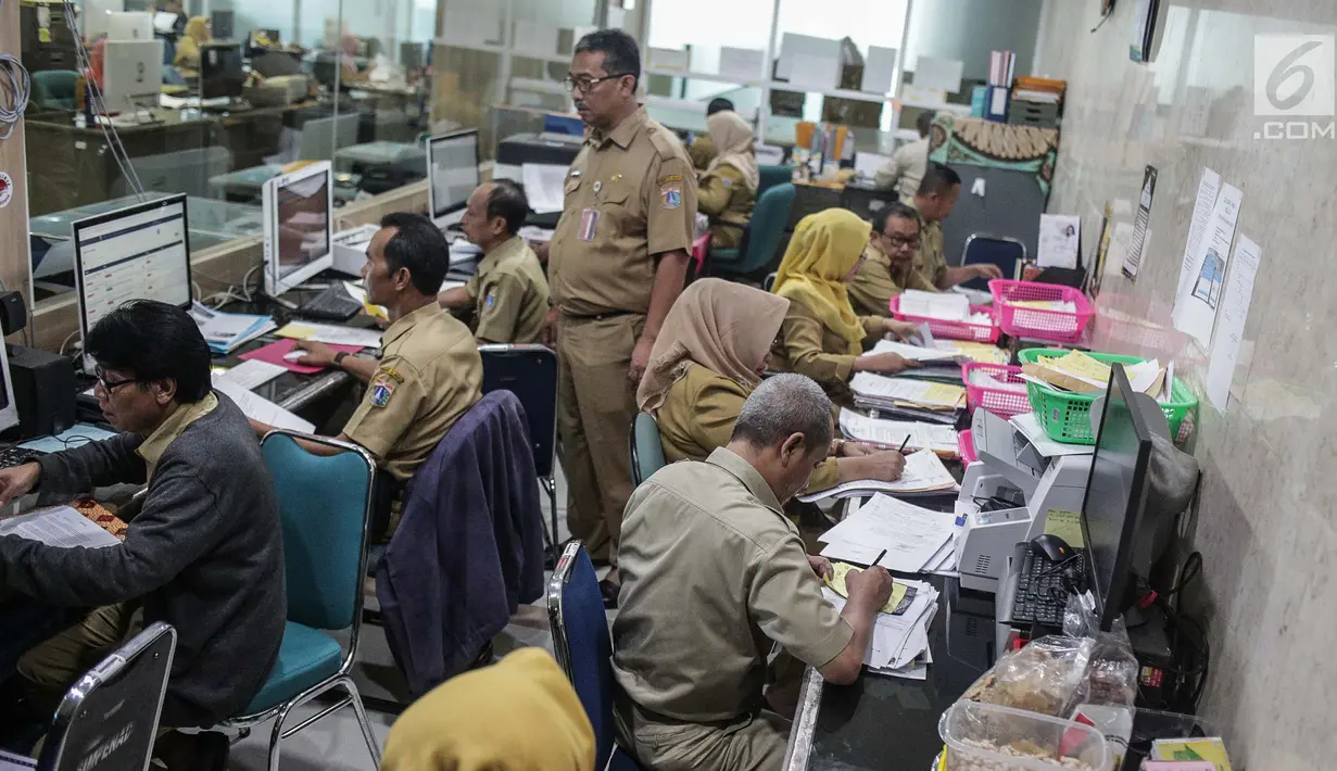 Sejumlah Pegawai Negeri Sipil (PNS) Pemprov DKI Jakarta melakukan tugas dinasnya di Balaikota, Jakarta, Senin (10/6/2019). PNS kembali berdinas di masing-masing instansinya pada hari pertama kerja usai libur nasional dan cuti bersama Hari Raya Idul Fitri 1440 H. (Liputan6.com/Faizal Fanani)