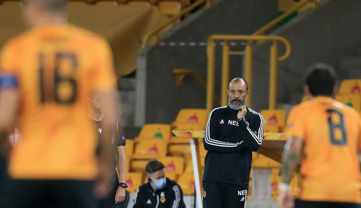 Pelatih Wolverhampton Wanderers, Nuno Espirito Santo, memperhatikan pemainnya saat menghadapi Olympiacos pada laga leg kedua babak 16 besar Liga Europa 2019/2020 di Molineux Stadium, Jumat (7/8/2020) dini hari WIB. Wolverhampton menang 1-0 atas Olympiacos. (AFP/Lindsey Parnaby)