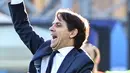 Pelatih Lazio, Simone Inzaghi menginstruksikan pemainnya saat bertanding melawan Atalanta pada pertandingan Liga Serie A Italia di Gewiss stadion di Bergamo pada 31 Januari 2021. Pria kelahiran Piacenza itu kemudian bergabung dengan Inter dan diikat kontrak dua tahun. (AFP/Miguel Medina)