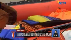 Meski perahu karet BPBD Kabupaten Baru sudah tertambat ke tepian tambak, salah satu kerabat Daeng Manrapi tetap bersiaga di perahu karet menanti mobil ambulans datang.