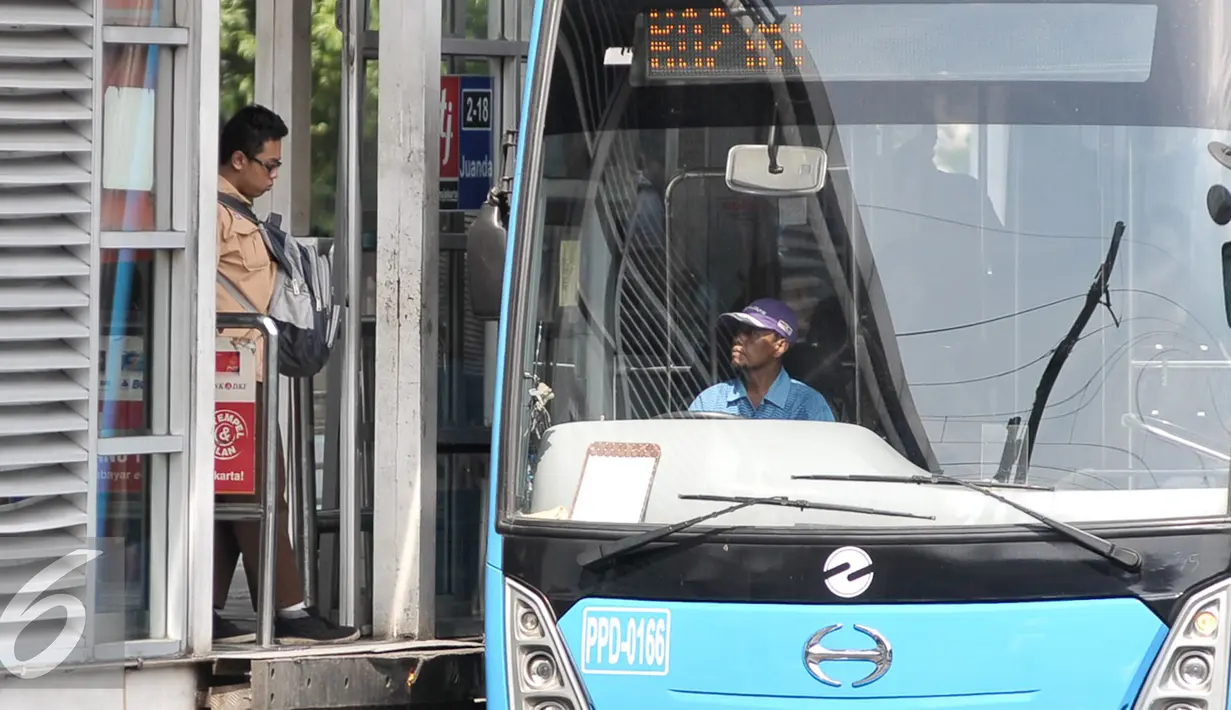 Seorang penumpang hendak menaiki bus Transjakarta di Halte Juanda, Jakarta, Sabtu (19/11). Transjakarta lakukan penambahan jam layanan operasional hingga pukul 23.00 untuk penuhi kebutuhan aktivitas masyarakat di malam hari. (Liptan6.com/Yoppy Renato)