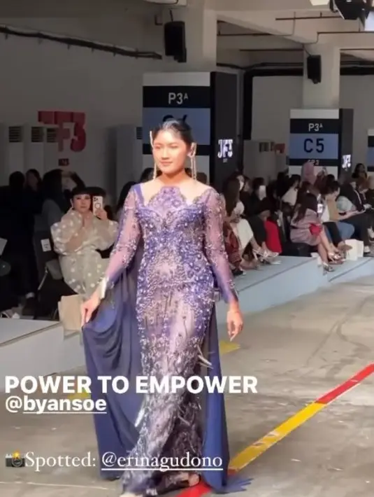 Puteri Indonesia DIY 2022 itu tampak melenggang di runway dengan anggunnya kala mengenakan kebaya berwarna biru dipadukan aksen selendang di pundak.