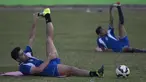 Bek Arema Cronus, Fabiano Beltrame melakukan pendinginan saat mengikuti latihan jelang leg kedua perempat final Piala Presiden 2015 melawan Bali United di Stadion Gajayana, Malang, Senin (21/9/2015). (Bola.com/Vitalis Yogi Trisna)