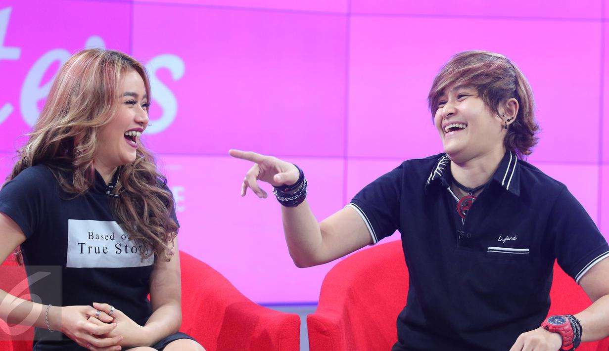 Duo The Virgin dalam acara Live Streaming "Dear Haters" di SCTV Tower, Jakarta, Kamis (12/5). Merasa butuh kreativitas untuk bertahan di industri hiburan, The Virgin tengah mencari jalan agar publik tetap menerima karya mereka. (Liputan6.com/Angga Yuniar)