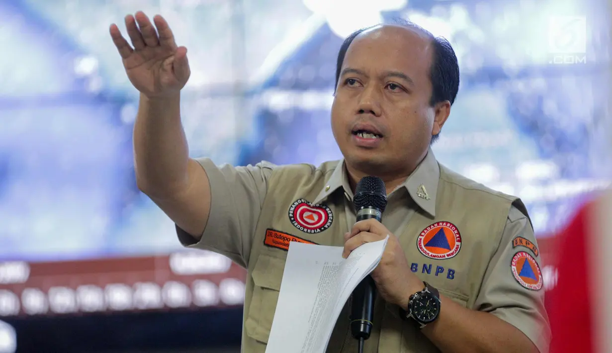 Kepala Pusat Data Informasi dan Humas BNPB, Sutopo Purwo Nugroho memberi keterangan terkait erupsi Gunung Agung, Jakarta, Senin (27/11). Tingkat erupsi Gunung Agung saat ini meningkat dari fase freatik ke magmatik. (Liputan6.com/Faizal Fanani)