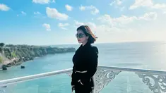 Dalam beberapa unggahan di media sosial, Felicya tidak hanya menikmati momen liburan di pantai waktu berada di Bali. Baru-baru ini ia membagikan potretnya yang tampil stylish dengan mode kerja. Punya aura positif dan profesionalisme yang ditampilkan di setiap momen, sosoknya ini pun sempat dipuji bak Song Hye Kyo. Tak heran, unggahan-unggahannya ini langsung banjir pujian dari netizen. (Liputan6.com/IG/@felicyangelista_)