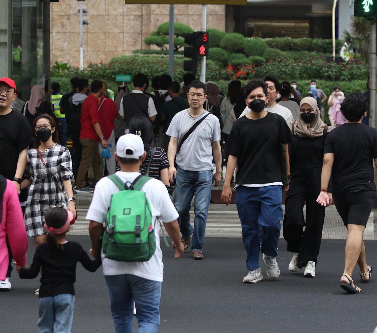 Pemerintah Indonesia akhirnya mencabut kebijakan wajib menggunakan masker bagi masyarakat di tempat umum.