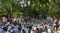 Ribuan massa HTI menunggu sidang putusan di PTUN Jakarta, Cakung, Jakarta Timur (Liputan6.com/Ditto)