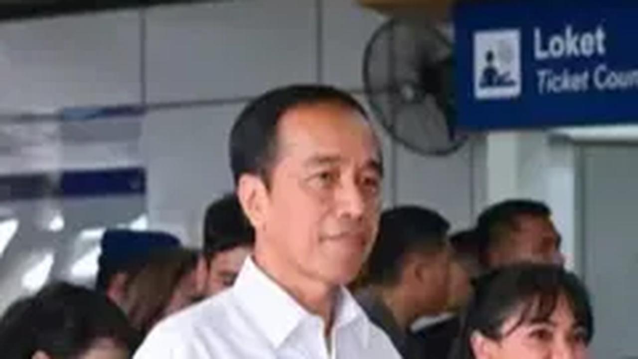 Momen Lucu Jokowi Salah Masuk Usai 'Tap' Kartu LRT, Ari Lasso yang Kebingungan