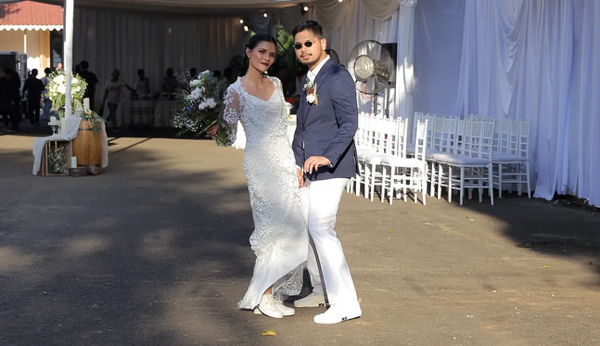 Pelantun lagu Mine itu mengaku tegang saat akan menjalani prosesi suci dihadapan pendeta. Tapi bersyukur karena bisa berjalan lancar saat pemberkatan. (Deki Prayoga/Bintang.com)