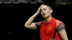 Tunggal putera Cina, Lin Dan, tampak kecewa usai disingkirkan wakil Thailand, Kantaphon Wangcharoen, pada laga Indonesia Masters 2018 di Istora Senayan, Rabu (24/1/2018). Lin Dan takluk 21-15 21-19. (Bola.com/M Iqbal Ichsan)
