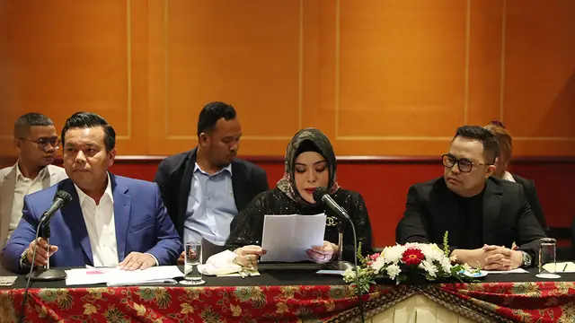 Johanes Oberlin L. Tobing, pengacara Heni Purnamasari, saat jumpa pers di Hotel Borobudur, Jakarta, Kamis (17/10/2024).