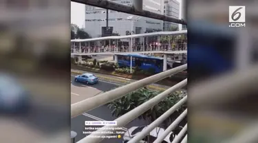 Tak biasa, antrean di sebuah JPO terlihat sangat rapi. Masing-masing orang berbaris rapi ke belakang tanpa berdesak-desakan sama sekali. Ini mengundang decak kagum dari warganet.