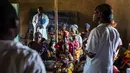 Ibu-ibu beserta anaknya menunggu giliran saat mengikuti pemeriksaan gizi buruk di Pusat kesehatan di Mbau, Republik Demokratik Kongo (15/11). Ditambah lagi adanya pengungsi korban kekerasan yang membuat malnutrisi makin tinggi. (AFP/ Eduardo Soteras)