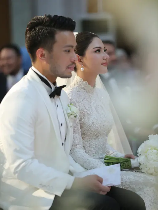 <p>Acara pemberkatan Jessica Mila dan Yakup Hasibuan berjalan lancar. Kini mereka sudah resmi menjadi suami istri. [Fimela.com/Daniel Kampua]</p>