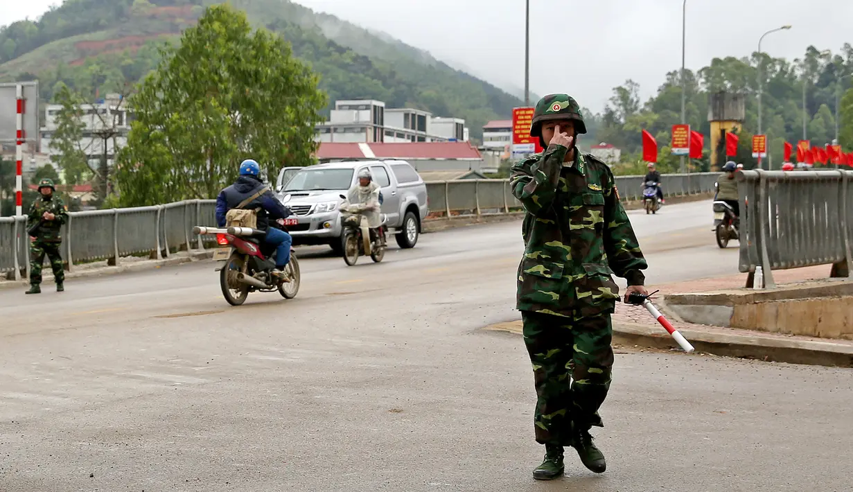 Tentara Vietnam berjaga di jalan dekat stasiun kereta Dong Dang menjelang kedatangan pemimpin Korea Utara, Kim Jong-un di Lang Son, Senin (25/2). Kim Jong-un akan memasuki Vietnam dengan kereta api untuk pertemuan dengan Donald Trump. (AP/Minh Hoang)