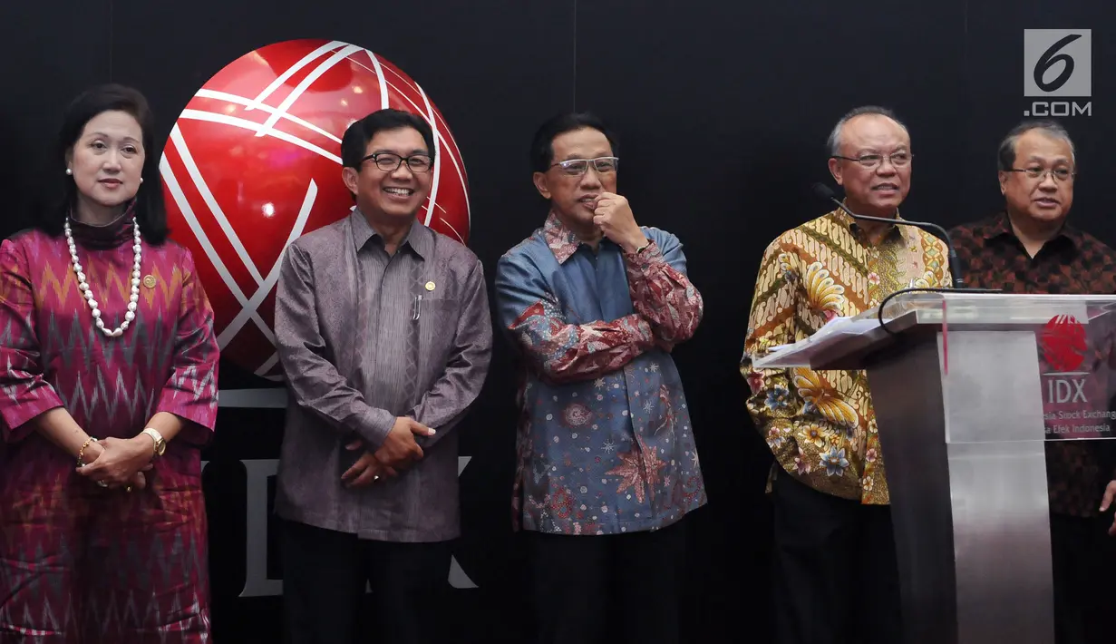 Dewan Komisioner OJK 2012-2017 saat menghadiri malam apresiasi di Gedung BEI Jakarta, Selasa (18/7). Apresiasi diberikan untuk komisioner OJK 2012-2017 yang mengakhiri masa tugasnya. (Liputan6.com/Helmi Fithriansyah)