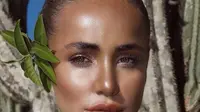 Model asal Brasil Wanessa Moura tampil dalam pemotretan bersama parfum barunya (Source: Instagram/ @wamoura)