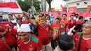 Ratusan suporter mendatangi Stadion Jalan Besar, Singapura untuk menyaksikan laga timnas Indonesia U-23 melawan Kamboja, Sabtu (6/6/2015). Suporter mengibarkan bendera Merah Putih di sisi Stadion Jalan Besar, Singapura. (Liputan6.com/Helmi Fithriansyah)