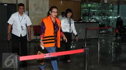 KPK kembali memeriksa tersangka suap pengamanan proyek Kementerian Pekerjaan Umum dan Perumahan Rakyat di Pulau Seram, Maluku, Damayanti Wisnu Putranti, Jakarta, Senin (21/3). (Liputan6.com/Helmi Afandi)