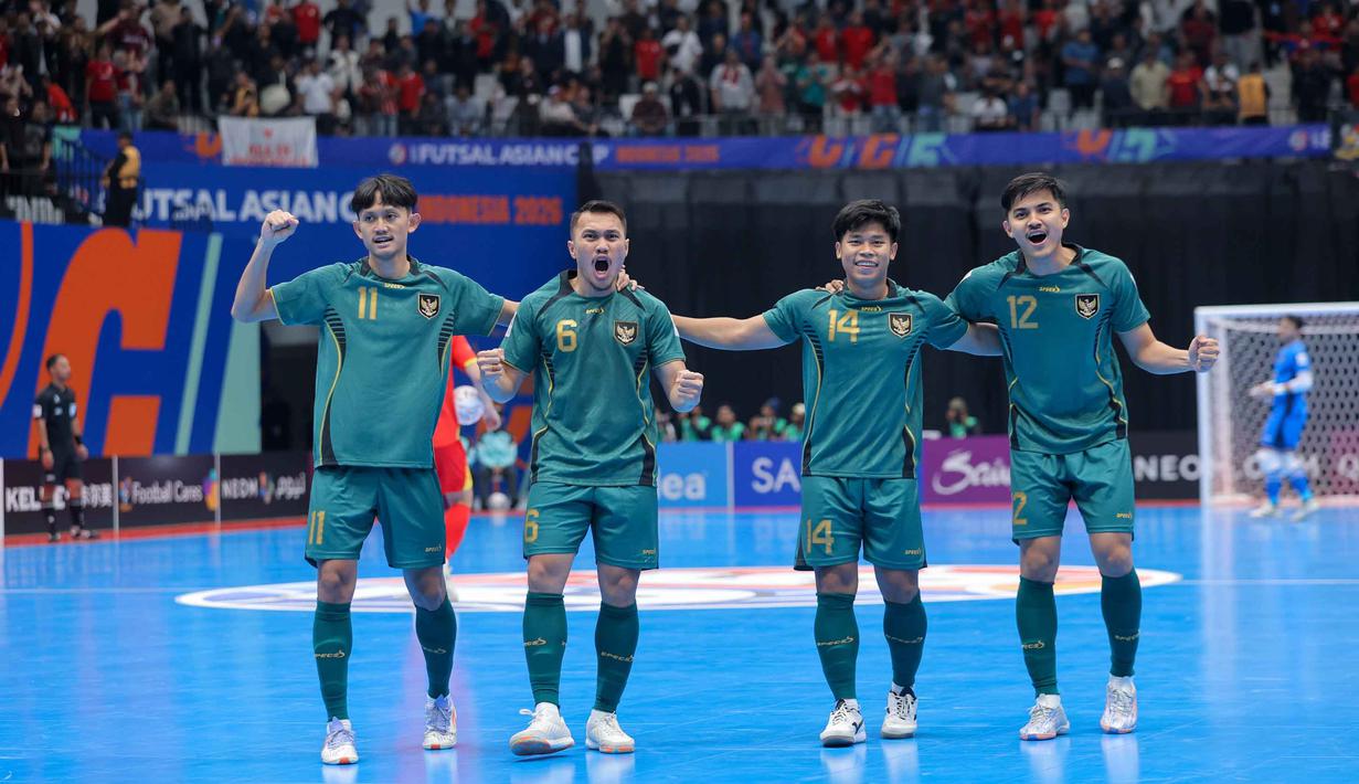 Indonesia menang 3-2 dan akan menantang Jepang di semifinal. Tampak dalam foto, pemain Timnas Futsal Indonesia, Reza Gunawan, Samuel Eko, Yogi Saputra, dan Dewa Rizki Amanda (kiri ke kanan) merayakan kemenangan atas Vietnam pada babak perempat final Piala Asia Futsal 2026 di Indonesia Arena, Kompleks Gelora Bung Karno, Senayan, Jakarta, Selasa (3/2/2026). (Bola.com/Bagaskara Lazuardi)