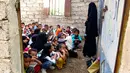 Suasana kegiatan belajar kelas anak-anak Yaman di gedung sekolah yang terlihat rusak di provinsi barat Hodeidah, Yaman, Minggu (5/9/2021). Menurut PBB, sebelum adanya virus corona menyerang, sekitar dua juta anak di Yaman tidak bersekolah. (AFP/Khaled Ziad)