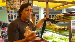 Komeng pun juga tak tahan untuk ikut mencicii masakan di warung milik sahabatnya tersebut. (Youtube KOMENG Info)