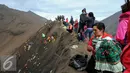 Warga suku Tengger membakar dupa di bibir Kawah Gunung Bromo saat upacara Kasada, Probolinggo, Kamis (21/6). Meski Gunung Bromo mengalami erupsi, tidak menyurutkan niat warga untuk melempar sesaji ke kawah Bromo. (Liputan6.com/Helmi Fithriansyah)